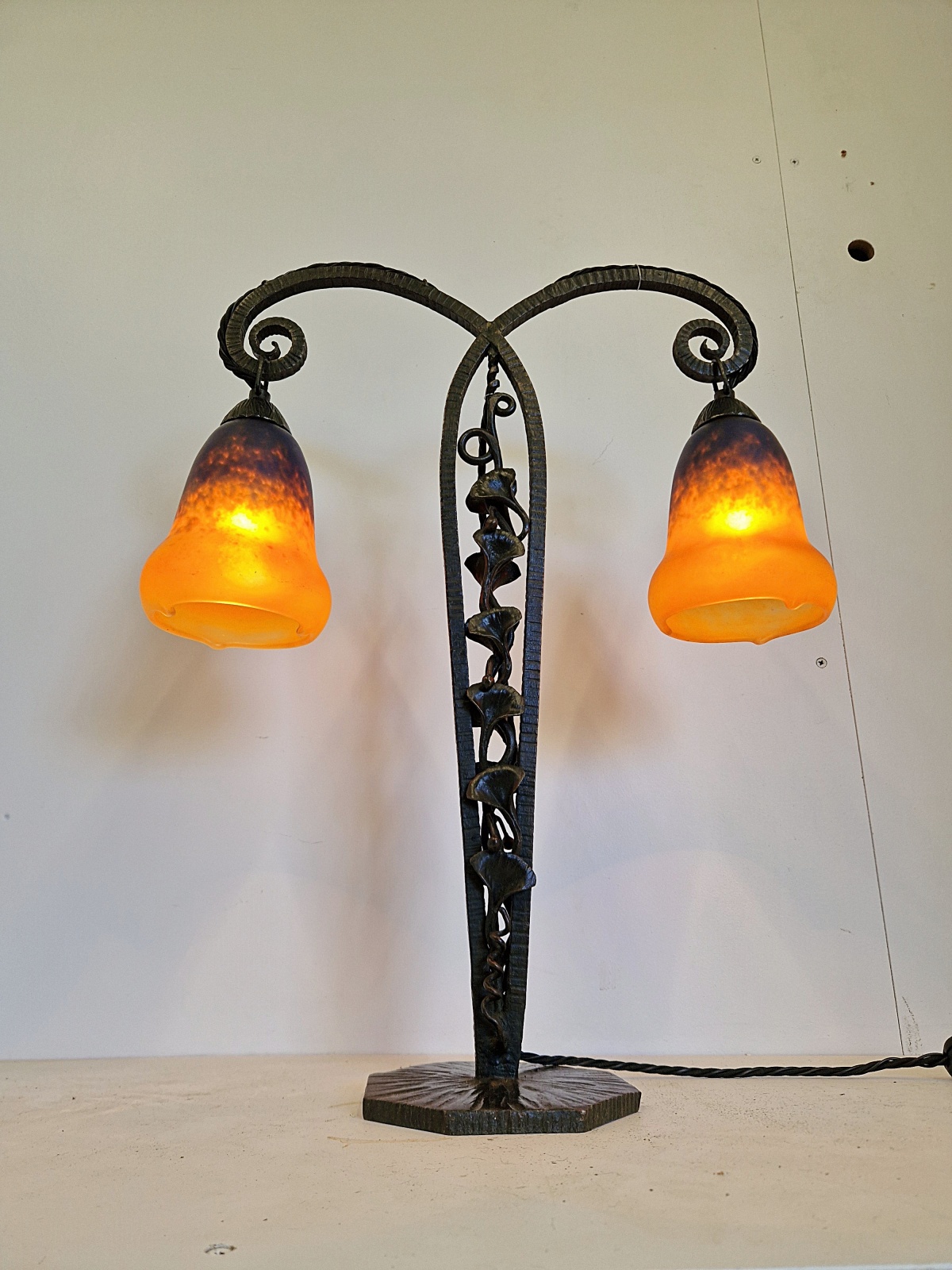 Verreries Charles Schneider | Wrought-Iron Twin-Arm Desk Lamp | France c.1920 - Image 4