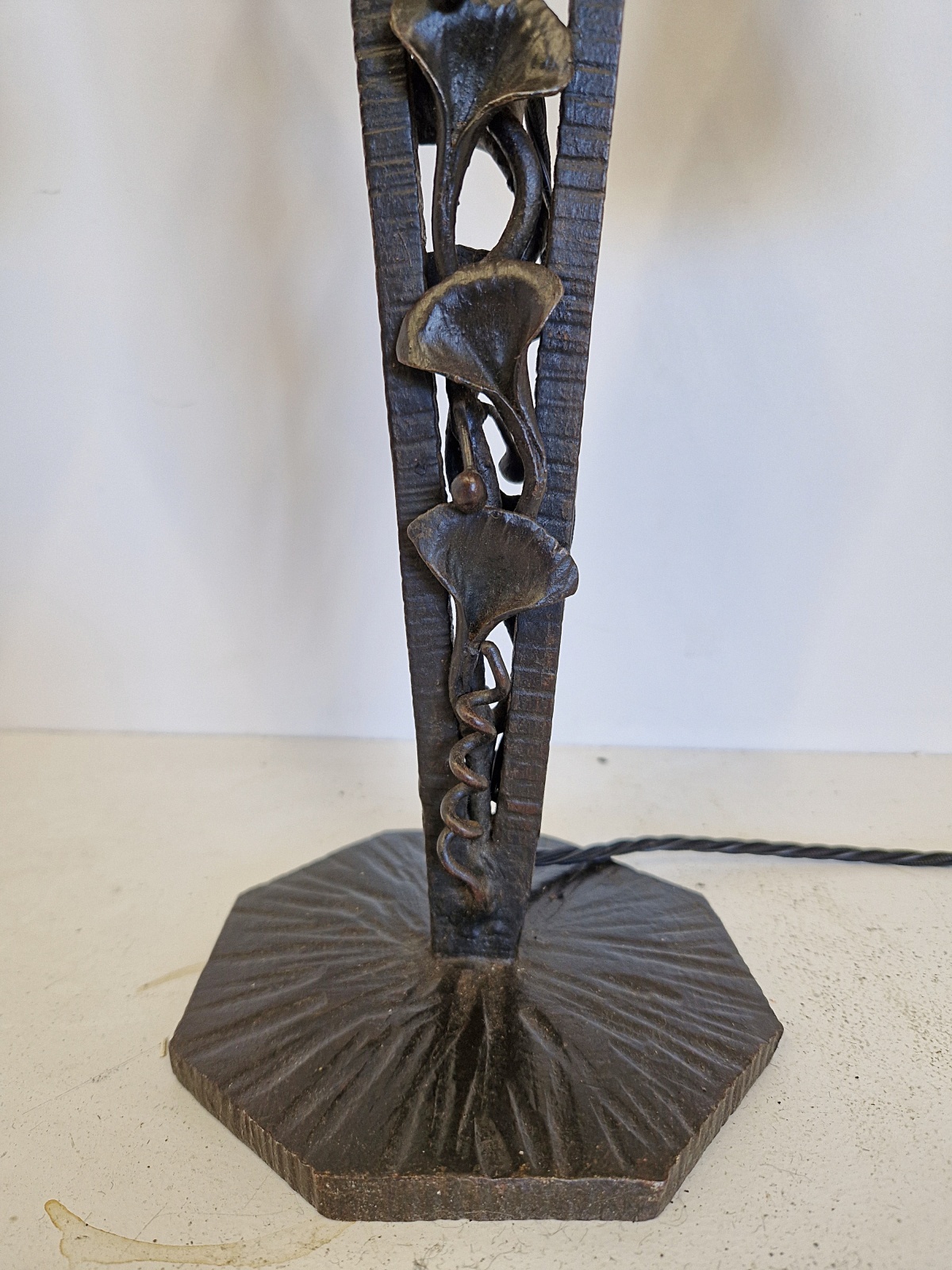 Verreries Charles Schneider | Wrought-Iron Twin-Arm Desk Lamp | France c.1920 - Image 10