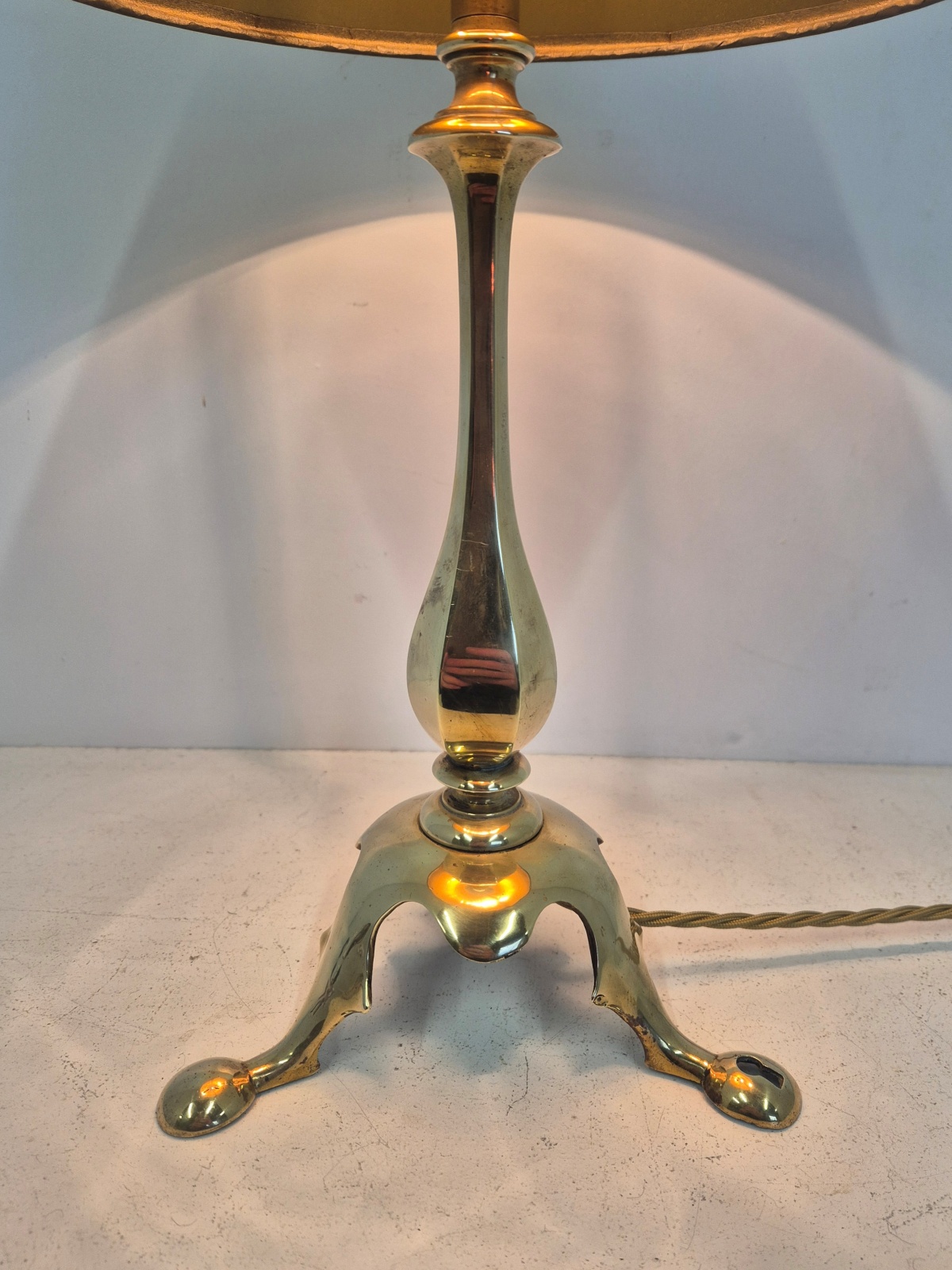 The General Electric Company (G.E.C) | 2 Edwardian Brass Table Standards | England c.1905 - Image 4