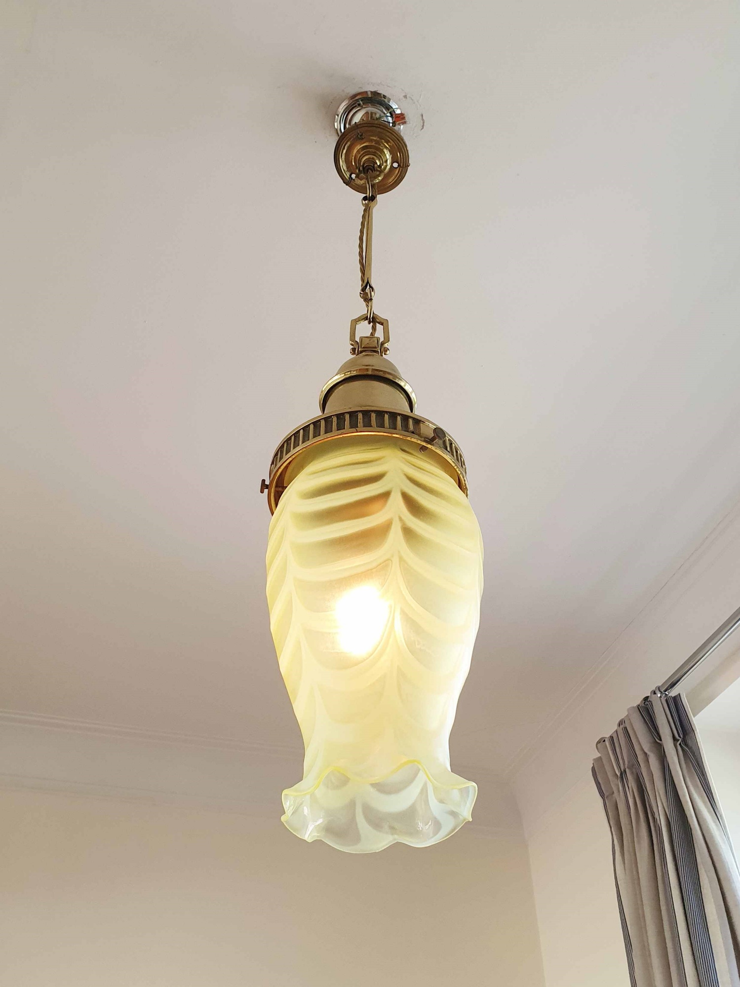 Attributed Thomas Webb & Sons | Very Large Vaseline Pendant Lampshade | England c.1900 - Image 6