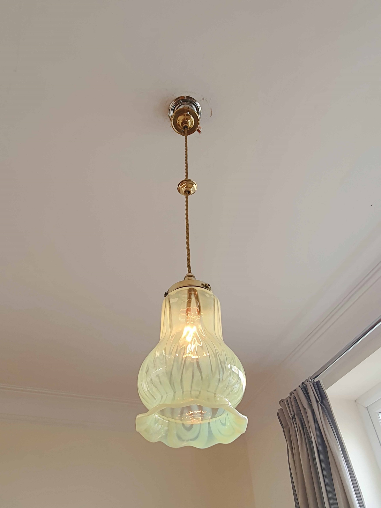 Attributed Henry G. Richardson & Sons | Vaseline-Glass Pendant Shade | England c.1900 - Image 3