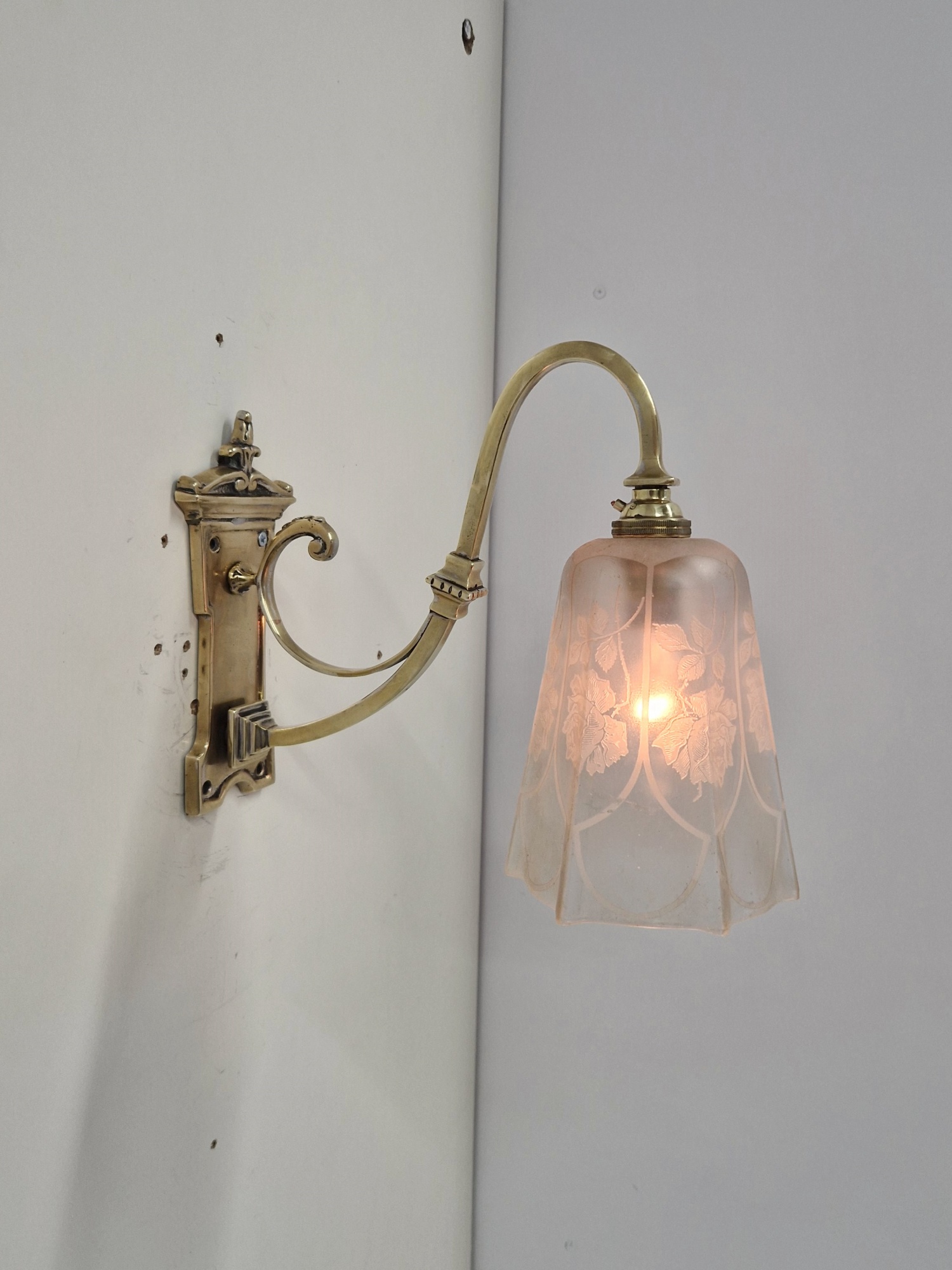 Unsigned | 2 Edwardian Cast-Brass Wall Lights | England c.1910-20 | SOLD - Image 2