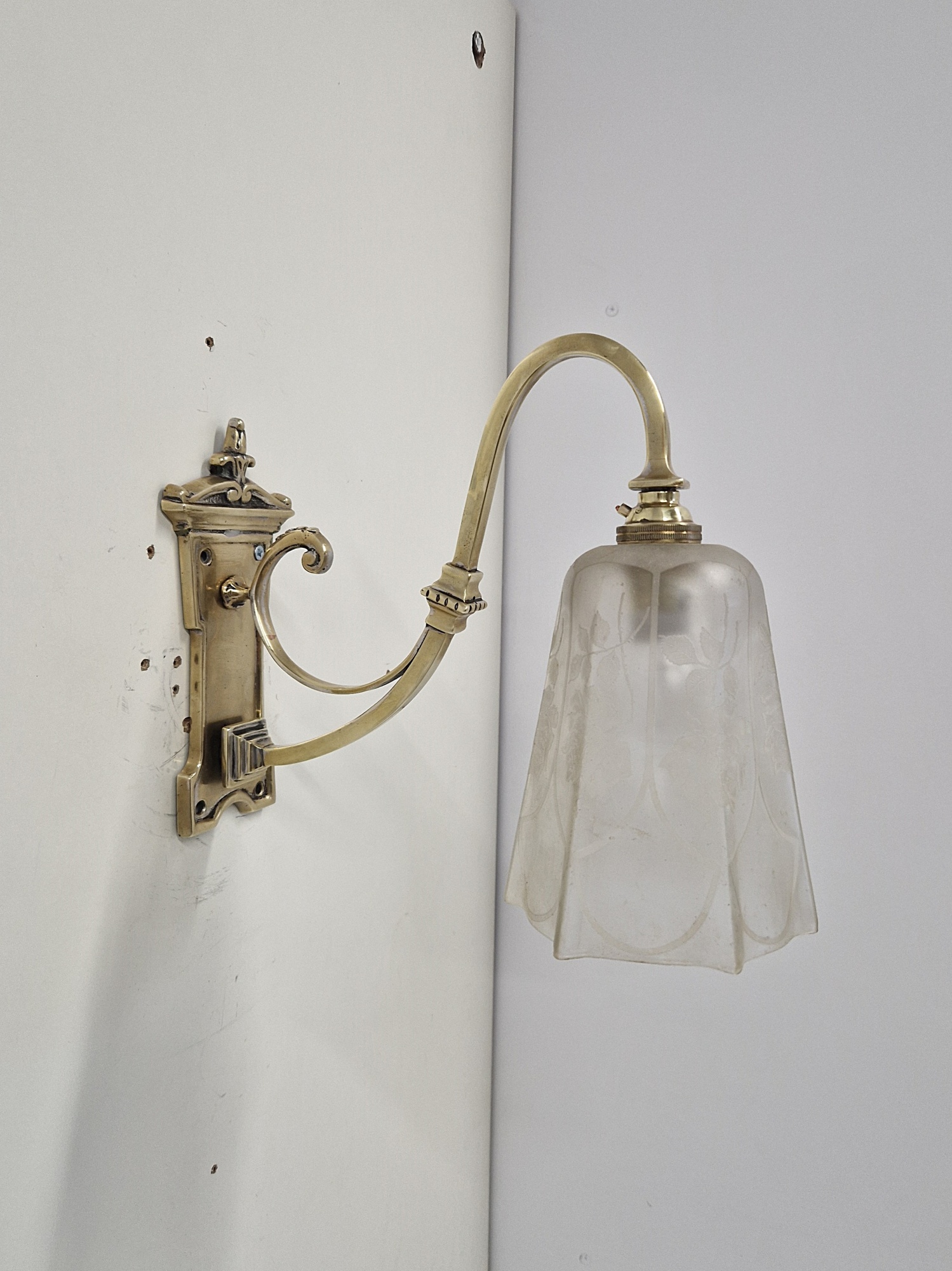 Unsigned | 2 Edwardian Cast-Brass Wall Lights | England c.1910-20 | SOLD - Image 3