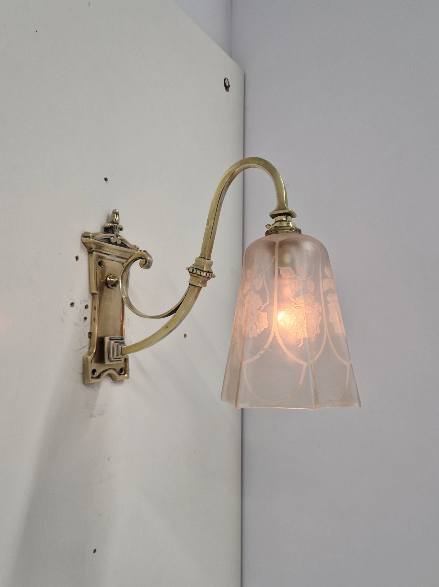 Unsigned | 2 Edwardian Cast-Brass Wall Lights | England c.1910-20 | SOLD - Image 4