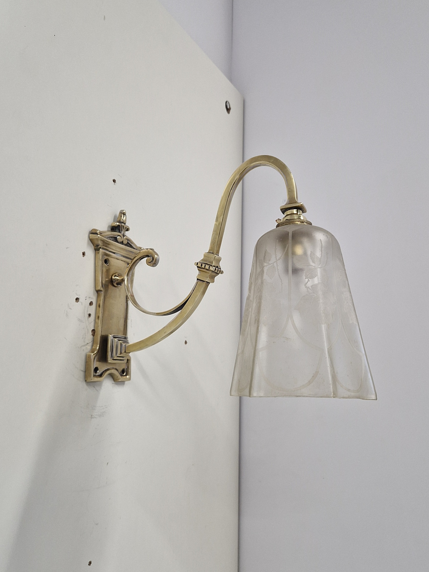 Unsigned | 2 Edwardian Cast-Brass Wall Lights | England c.1910-20 | SOLD - Image 5