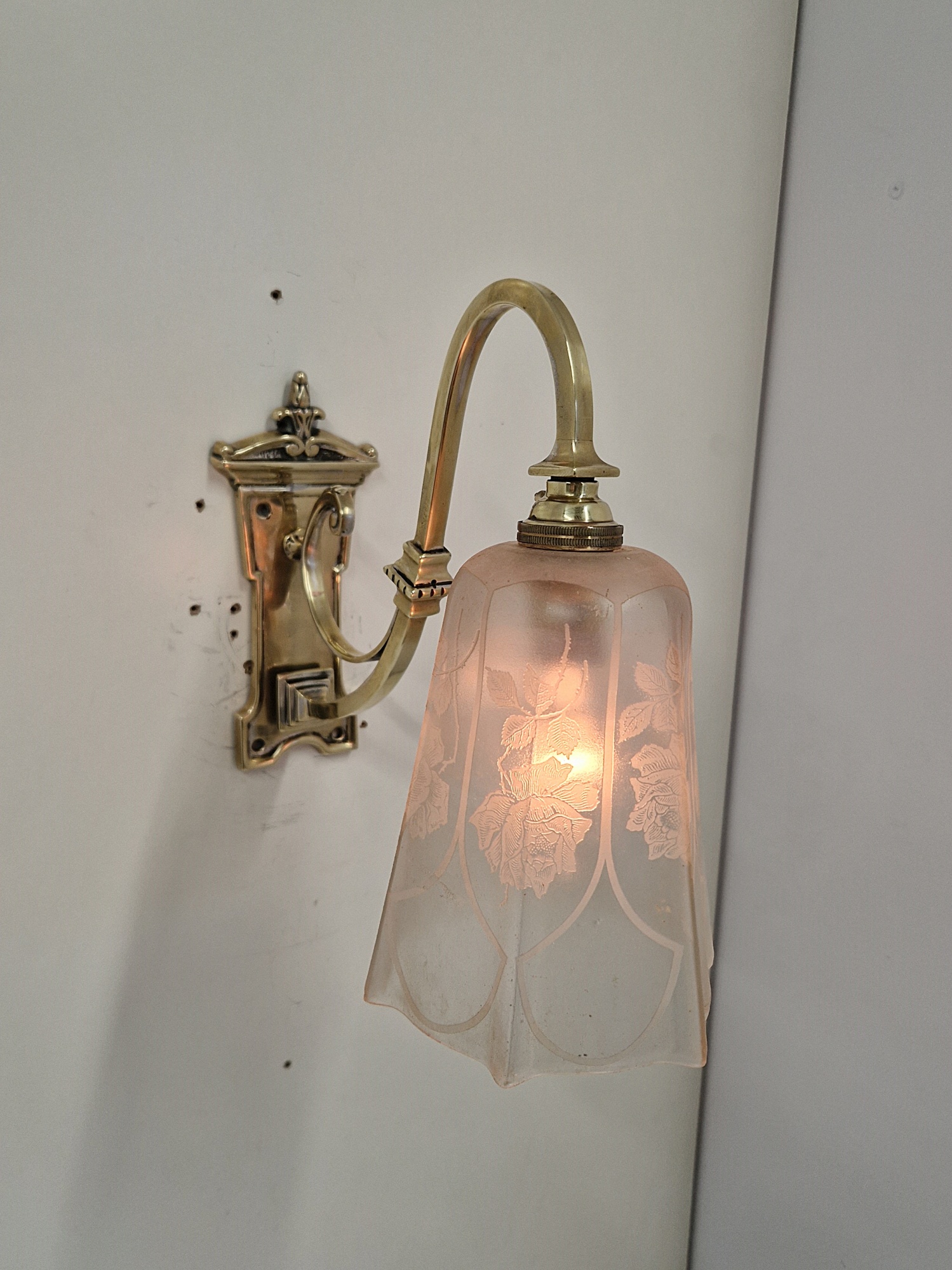 Unsigned | 2 Edwardian Cast-Brass Wall Lights | England c.1910-20 | SOLD - Image 6