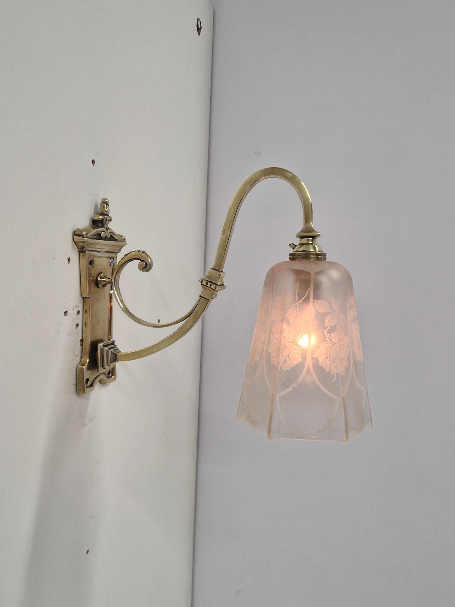 Unsigned | 2 Edwardian Cast-Brass Wall Lights | England c.1910-20 | SOLD - Image 7