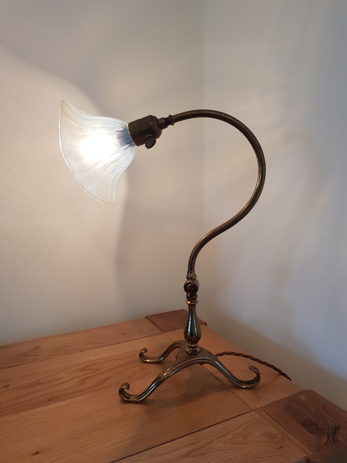 Unsigned | Brass Arts & Crafts Desk Lamp | England c1905 - Image 3