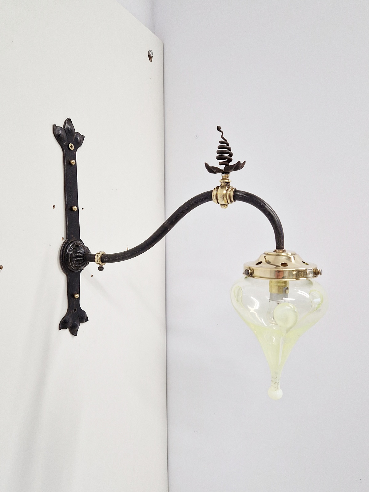 Unsigned | 2 Wrought-iron Arts & Crafts Wall Lights | England c.1900 | SOLD - Image 3