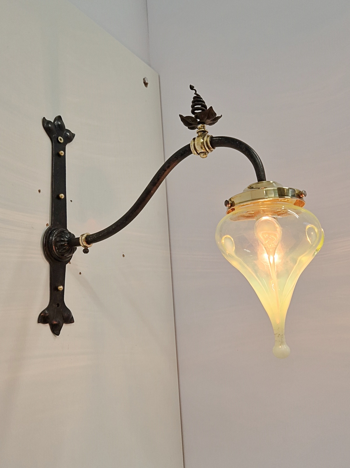 Unsigned | 2 Wrought-iron Arts & Crafts Wall Lights | England c.1900 | SOLD - Image 4