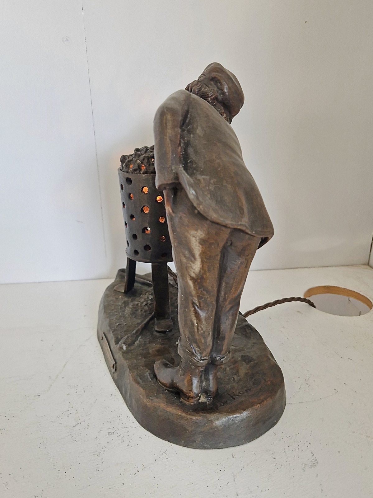 "Ah! La Bonne Pipe" par Aristide de Ranieri | Bronzed-Spelter Figural Night-light | France c.1925 - Image 5