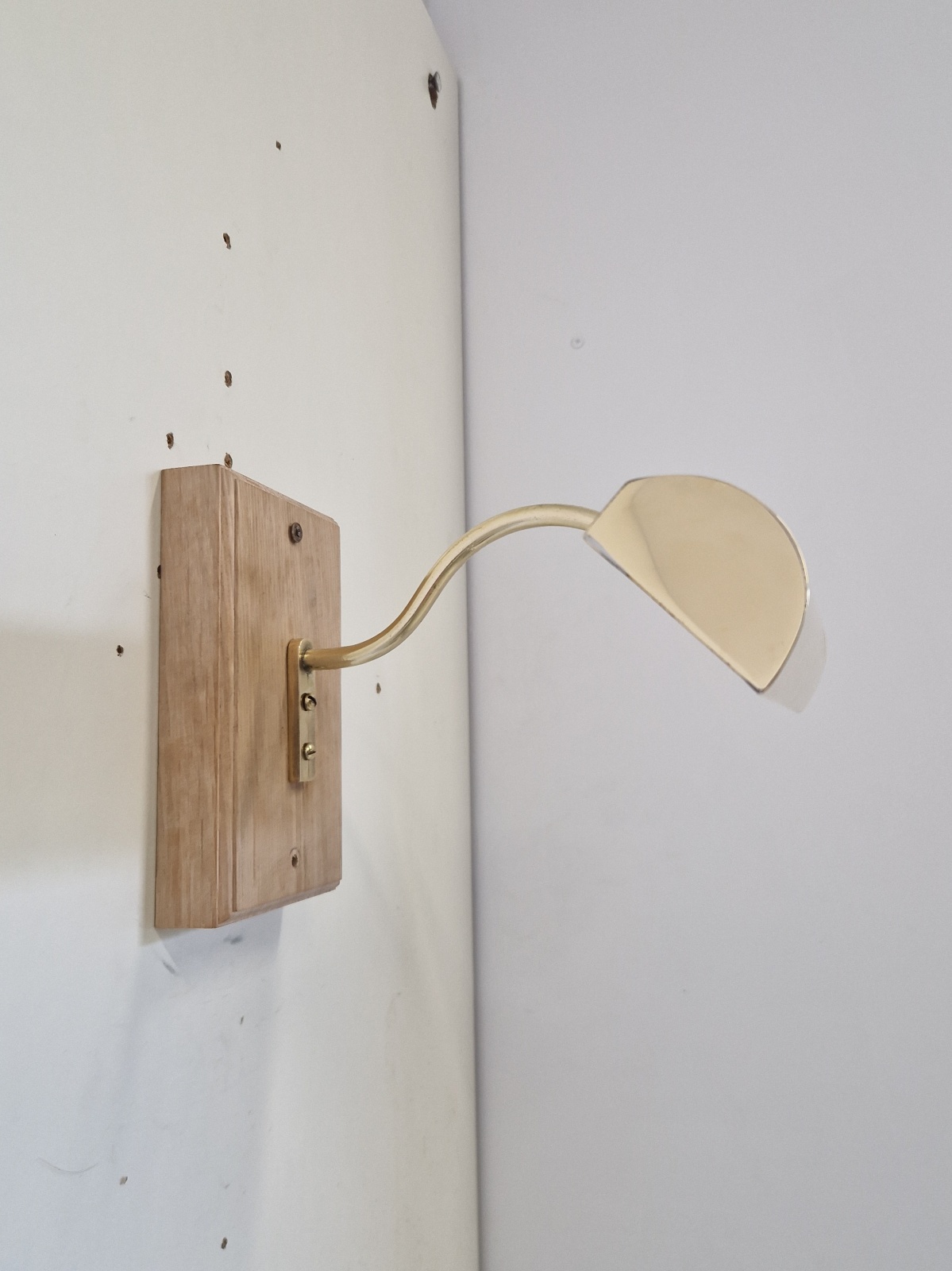 Unsigned | 4 Similar Brass Picture Lights | England c.1910-20 | SOLD - Image 2