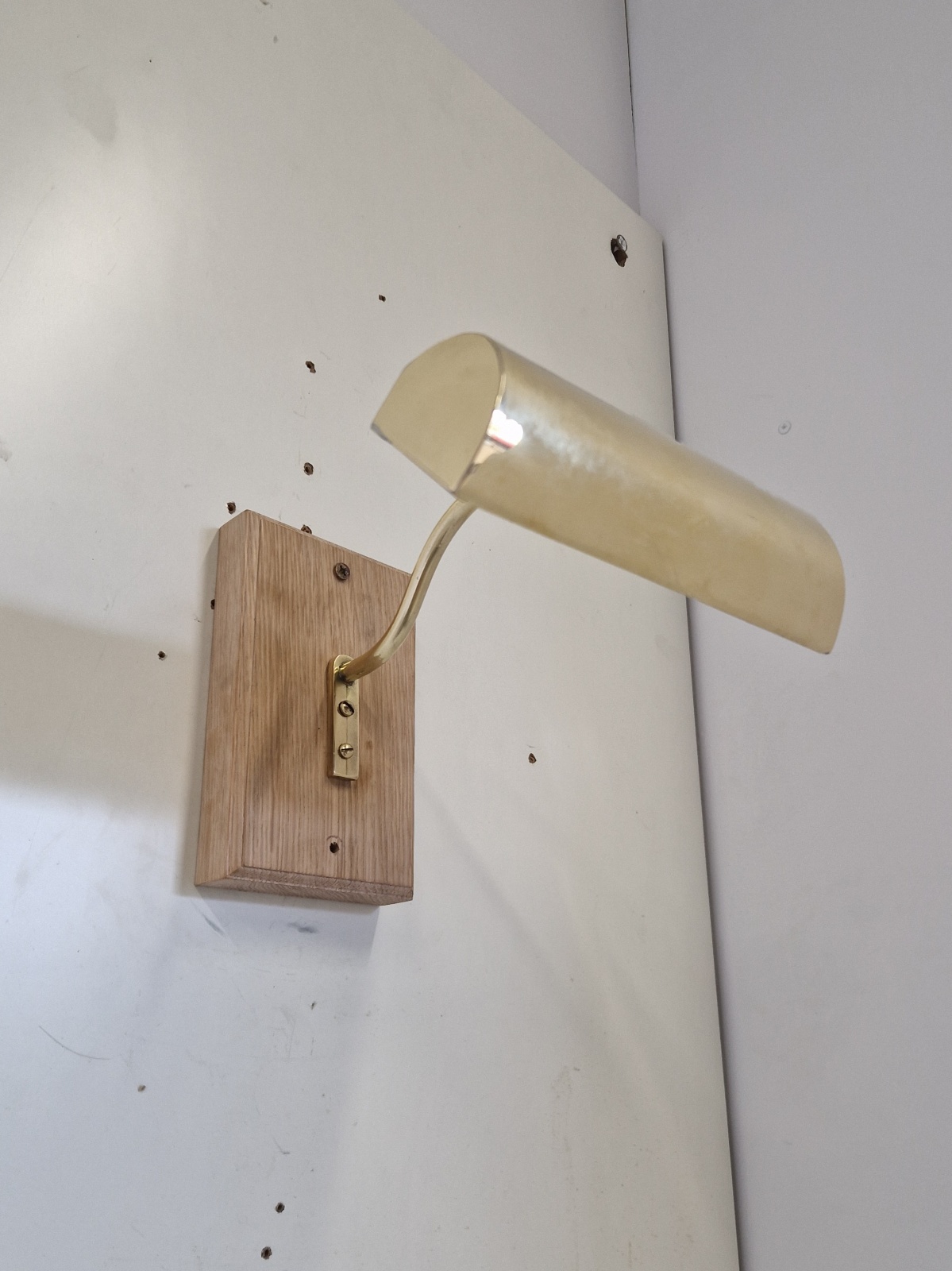 Unsigned | 4 Similar Brass Picture Lights | England c.1910-20 | SOLD - Image 3