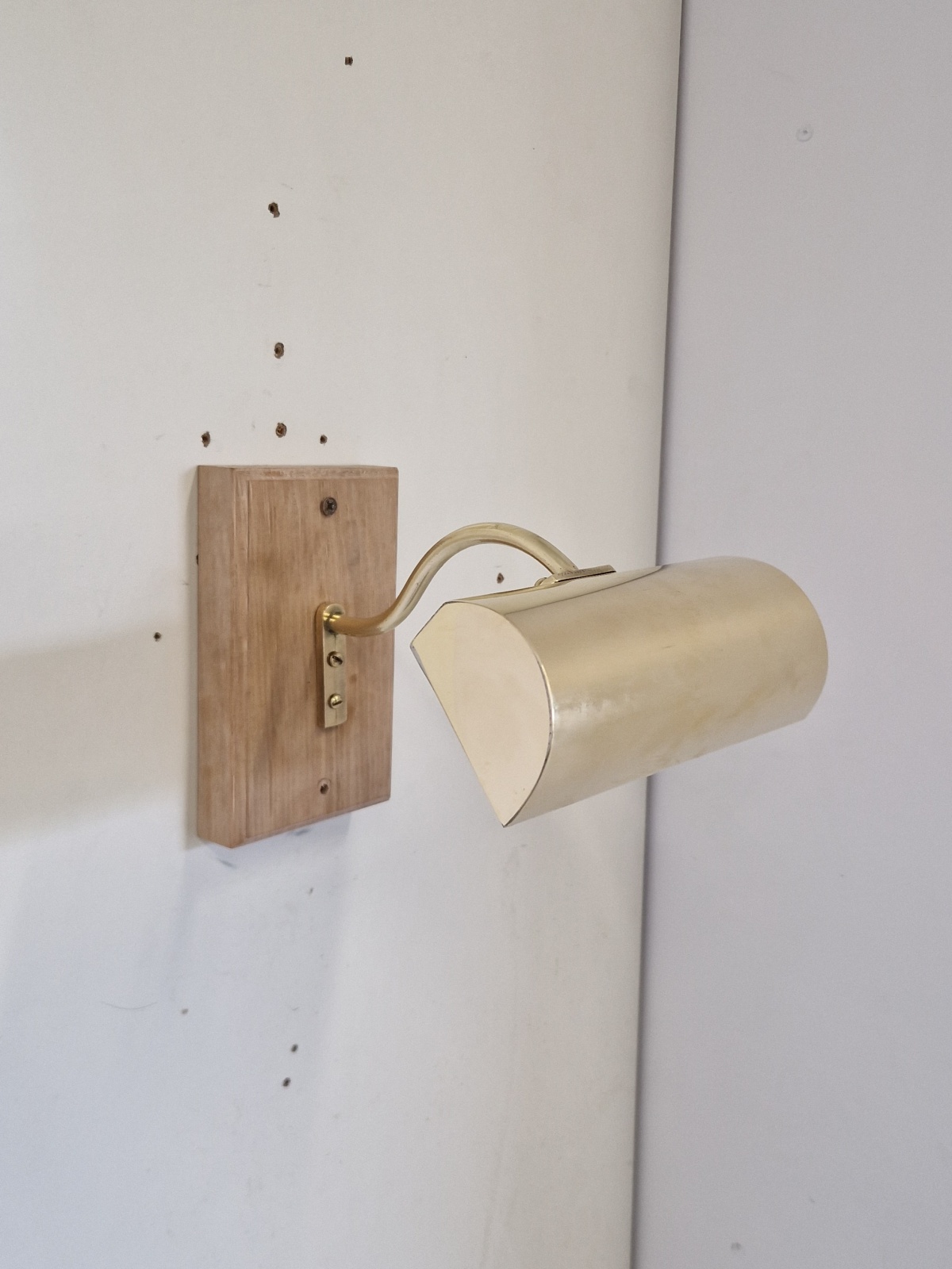 Unsigned | 4 Similar Brass Picture Lights | England c.1910-20 | SOLD - Image 4