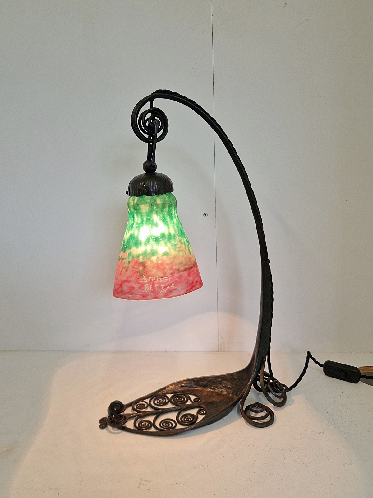 Attributed Edgar Brandt with Daum Frères | Wrought-iron & Pate-de-verre Desk Lamp | France c.1920 - Image 2