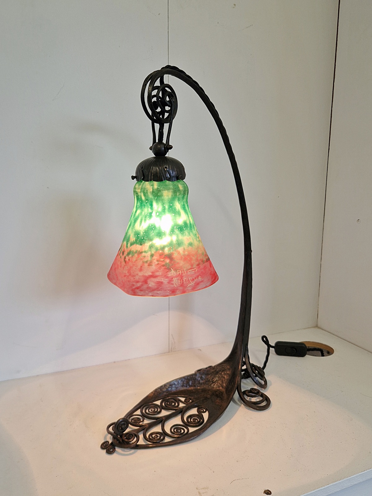 Attributed Edgar Brandt with Daum Frères | Wrought-iron & Pate-de-verre Desk Lamp | France c.1920 - Image 4