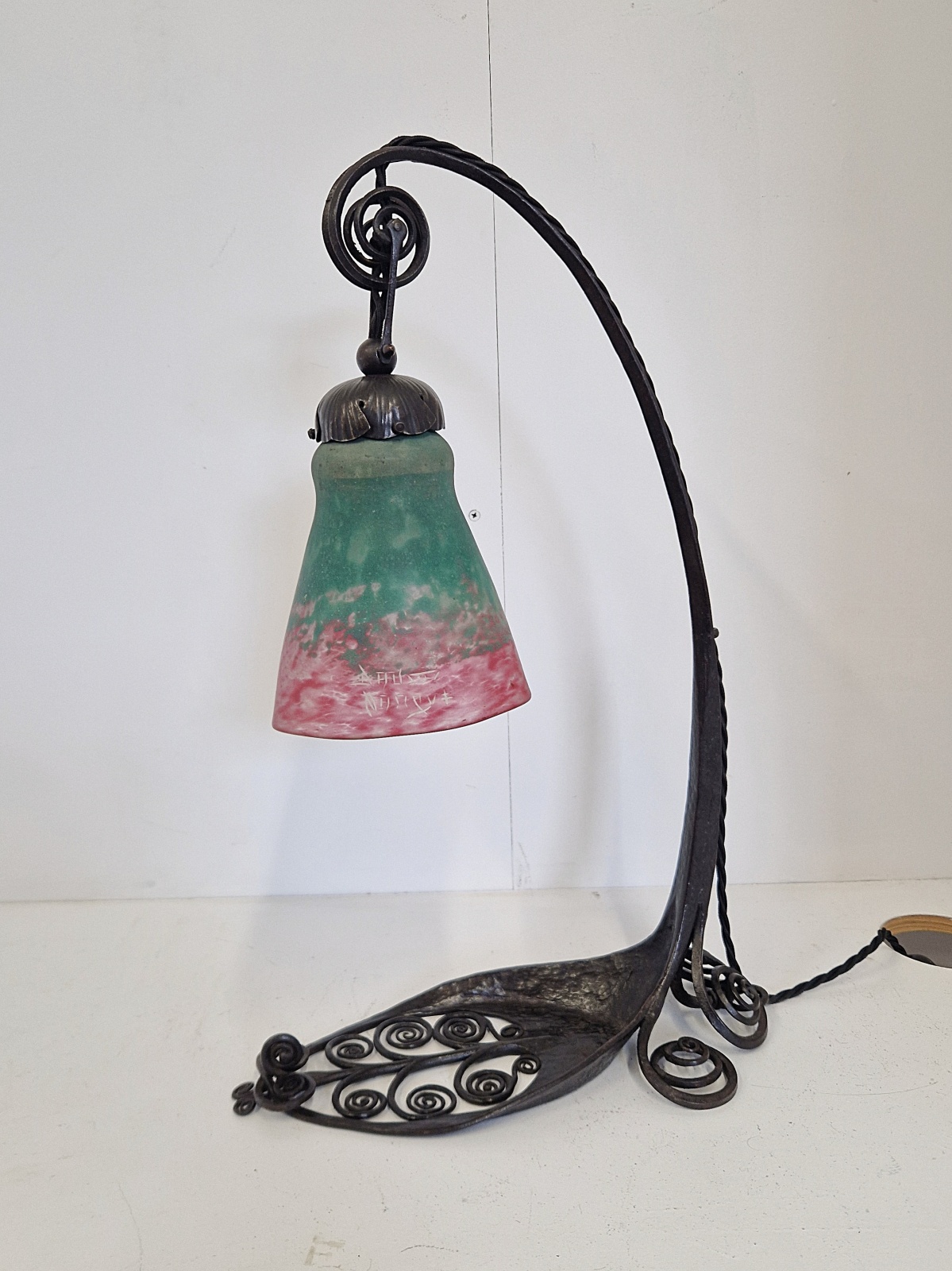 Attributed Edgar Brandt with Daum Frères | Wrought-iron & Pate-de-verre Desk Lamp | France c.1920 - Image 5