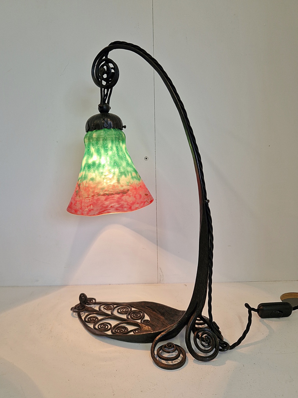 Attributed Edgar Brandt with Daum Frères | Wrought-iron & Pate-de-verre Desk Lamp | France c.1920 - Image 6