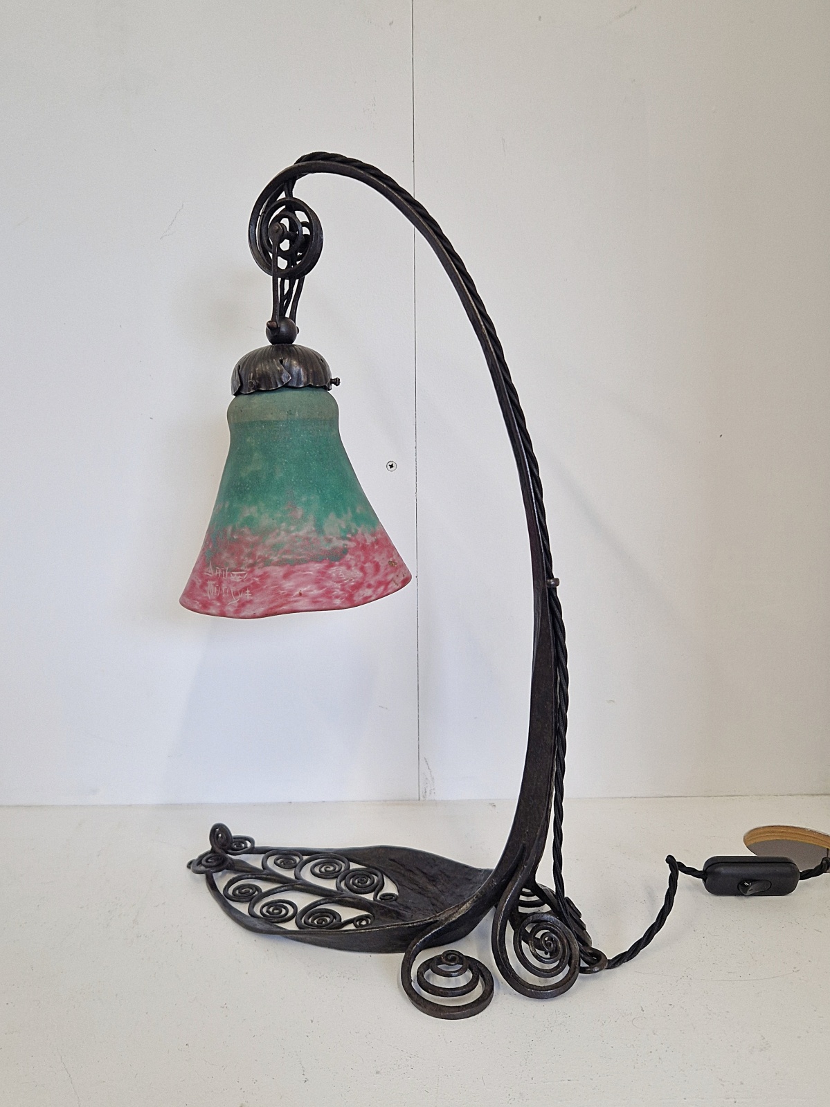 Attributed Edgar Brandt with Daum Frères | Wrought-iron & Pate-de-verre Desk Lamp | France c.1920 - Image 7