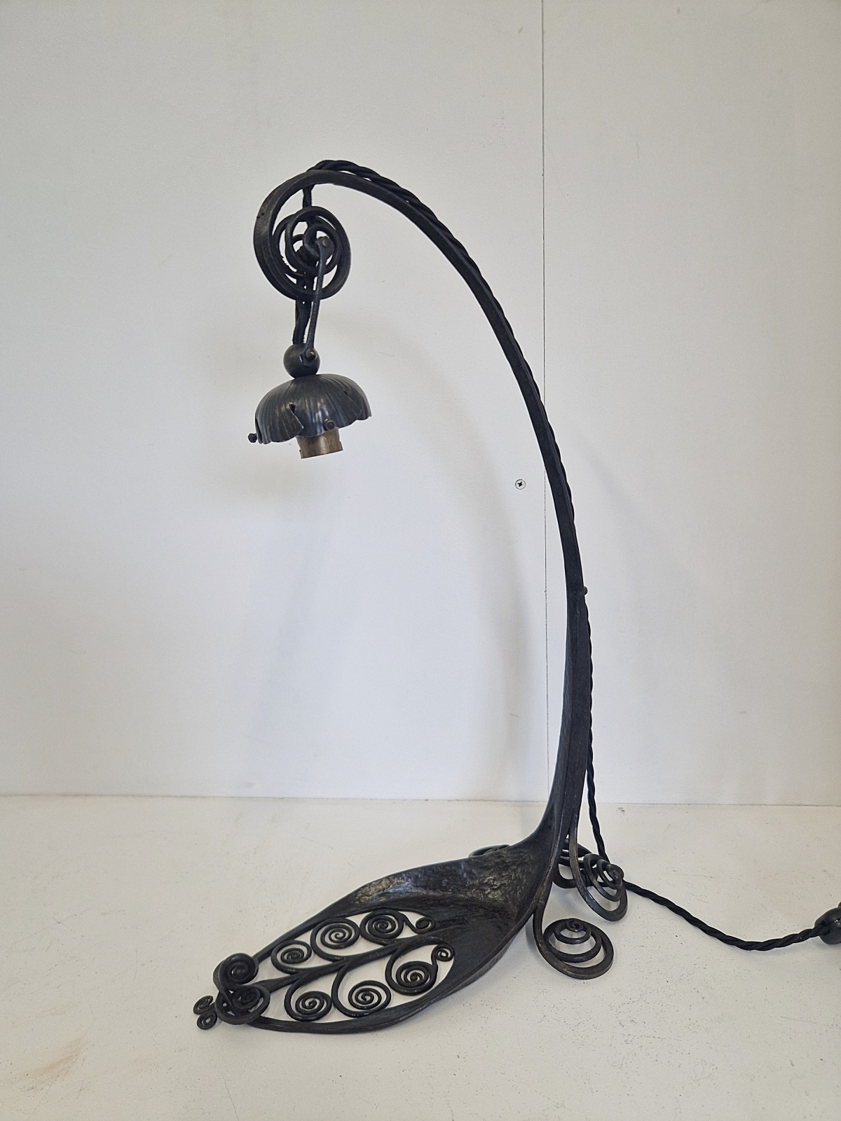 Attributed Edgar Brandt with Daum Frères | Wrought-iron & Pate-de-verre Desk Lamp | France c.1920 - Image 8