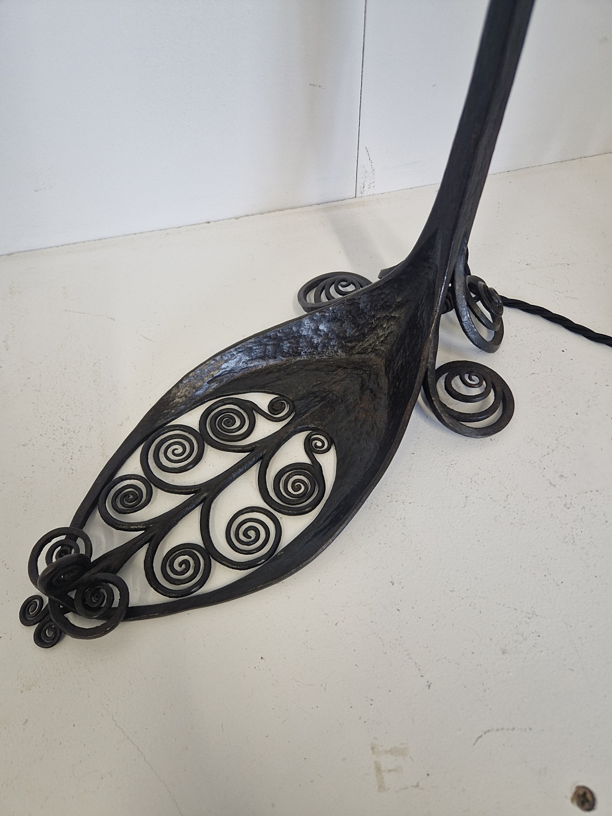 Attributed Edgar Brandt with Daum Frères | Wrought-iron & Pate-de-verre Desk Lamp | France c.1920 - Image 9