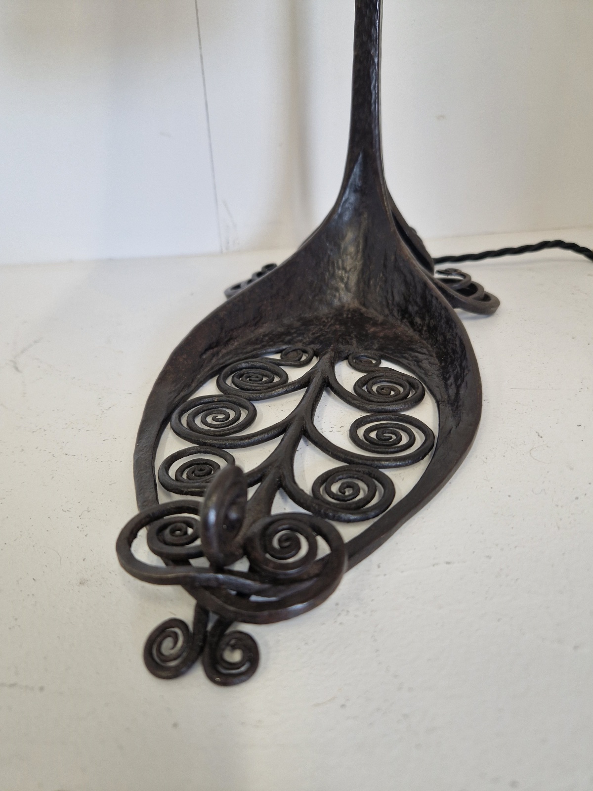 Attributed Edgar Brandt with Daum Frères | Wrought-iron & Pate-de-verre Desk Lamp | France c.1920 - Image 10