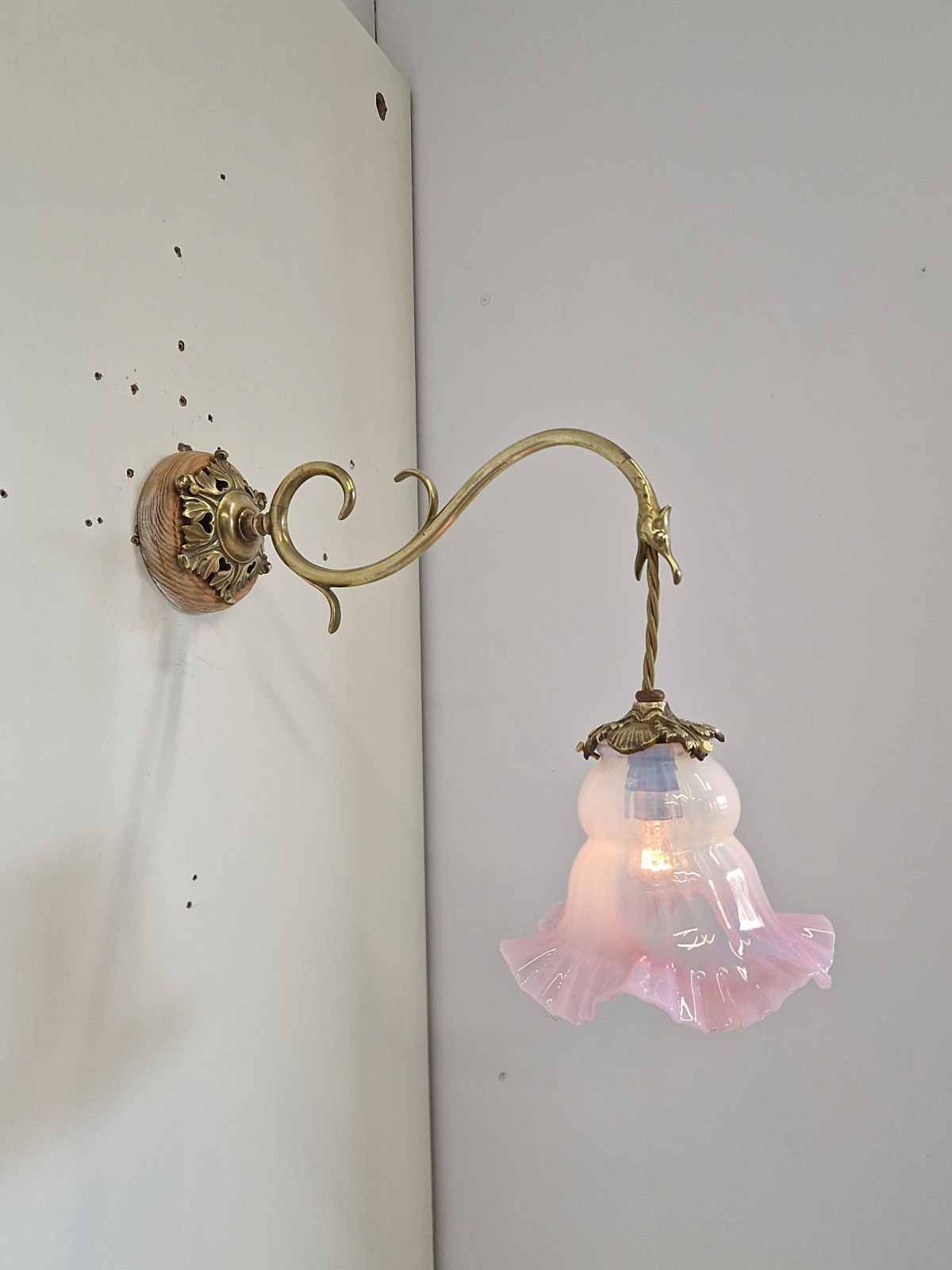 Unsigned | Cast Brass neoclassical "Serpent" Wall Light | France c.1910 - Image 2