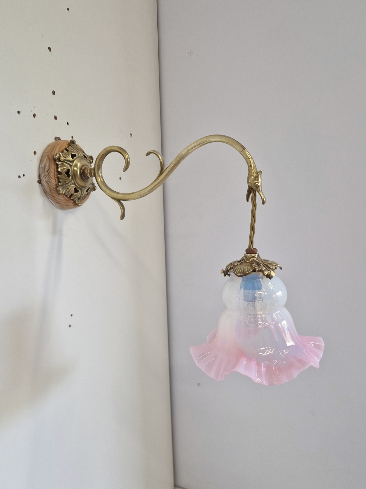 Unsigned | Cast Brass neoclassical "Serpent" Wall Light | France c.1910 - Image 3