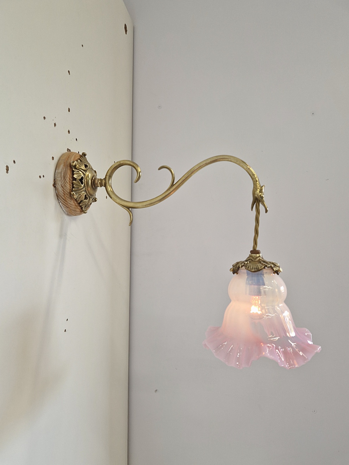 Unsigned | Cast Brass neoclassical "Serpent" Wall Light | France c.1910 - Image 4