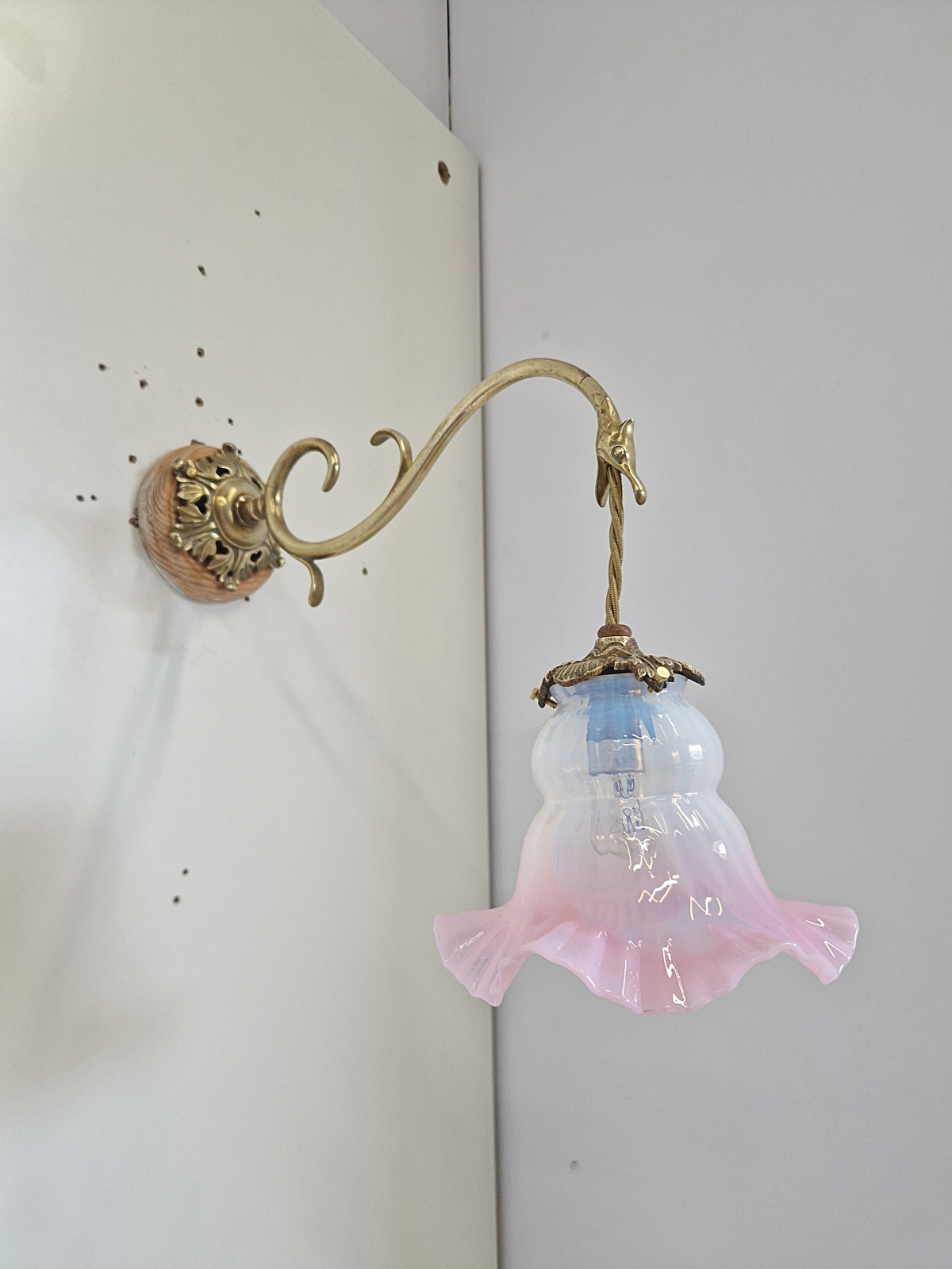 Unsigned | Cast Brass neoclassical "Serpent" Wall Light | France c.1910 - Image 5