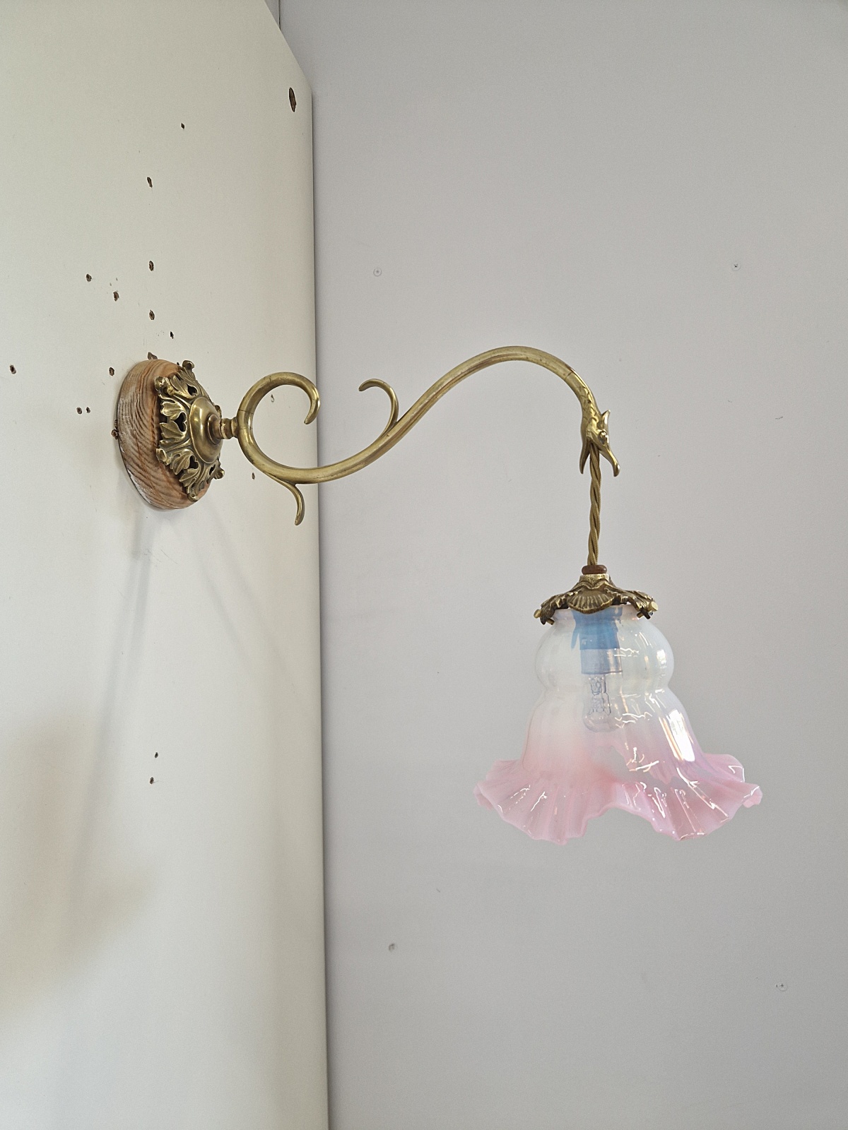 Unsigned | Cast Brass neoclassical "Serpent" Wall Light | France c.1910 - Image 6