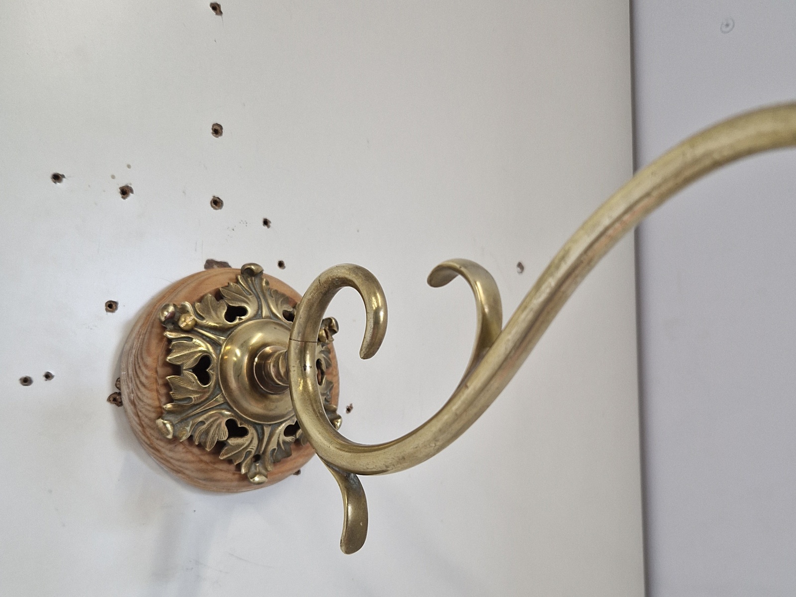 Unsigned | Cast Brass neoclassical "Serpent" Wall Light | France c.1910 - Image 8