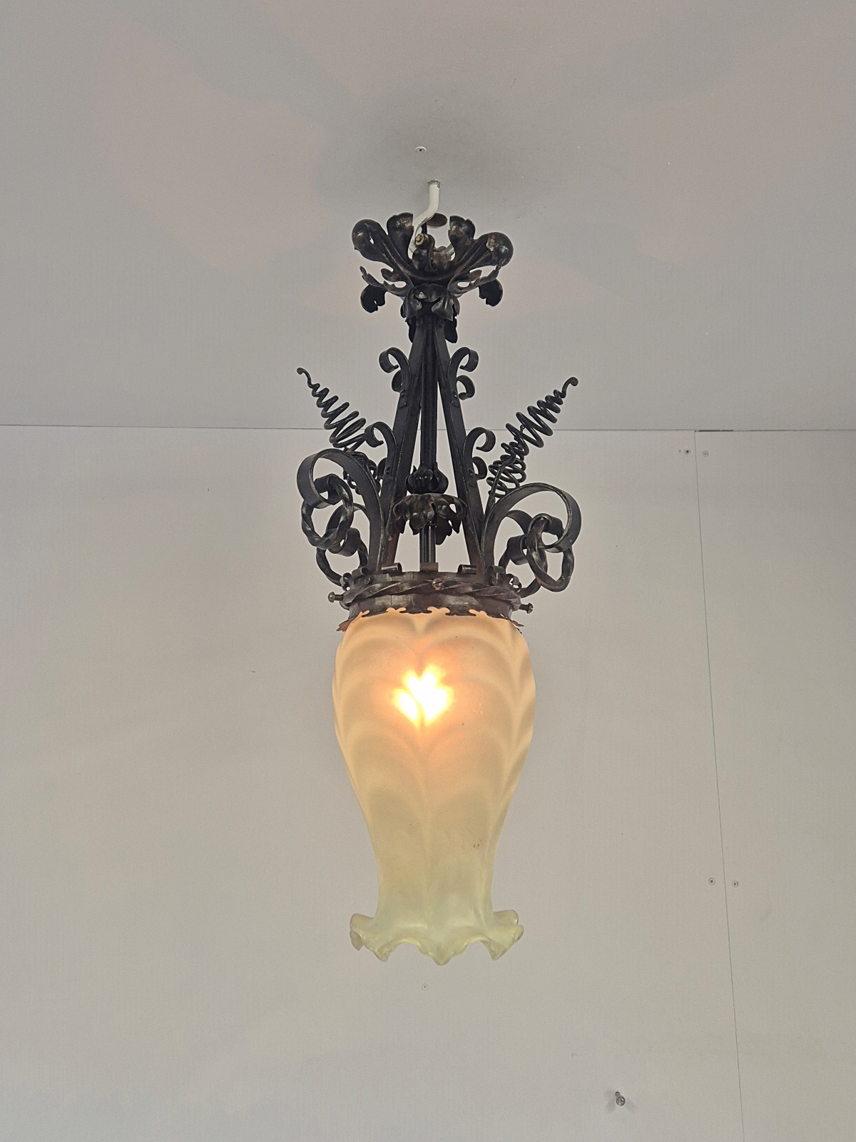 Style of James Hinks & Son, Birmingham | Wrought-Iron & Vaseline-glass Lantern | England c.1900 - Image 2