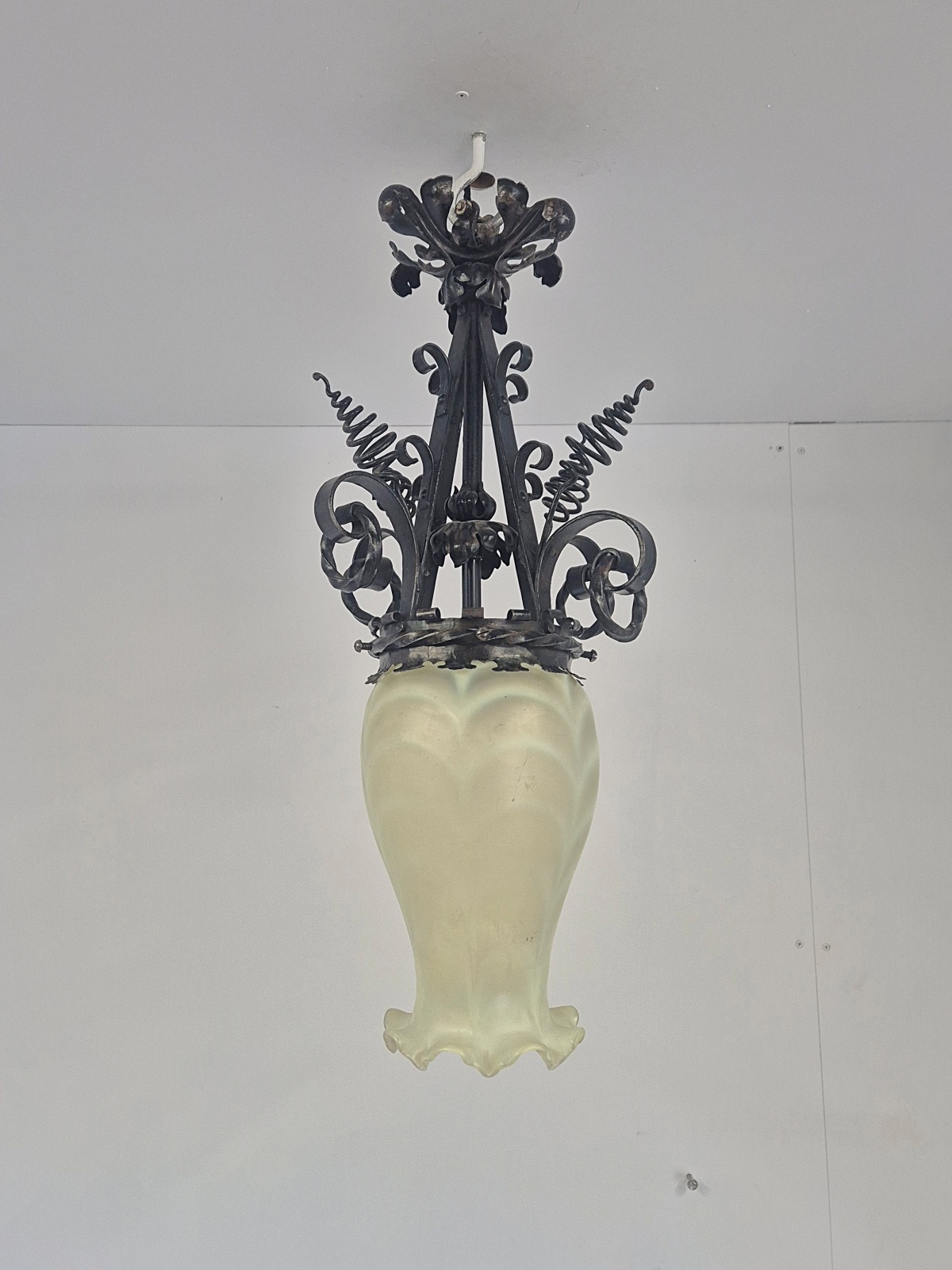 Style of James Hinks & Son, Birmingham | Wrought-Iron & Vaseline-glass Lantern | England c.1900 - Image 3