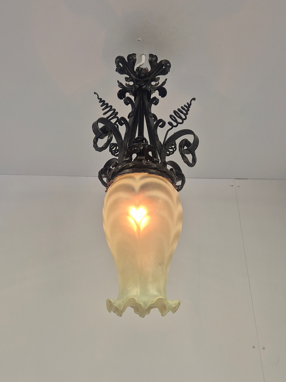 Style of James Hinks & Son, Birmingham | Wrought-Iron & Vaseline-glass Lantern | England c.1900 - Image 4