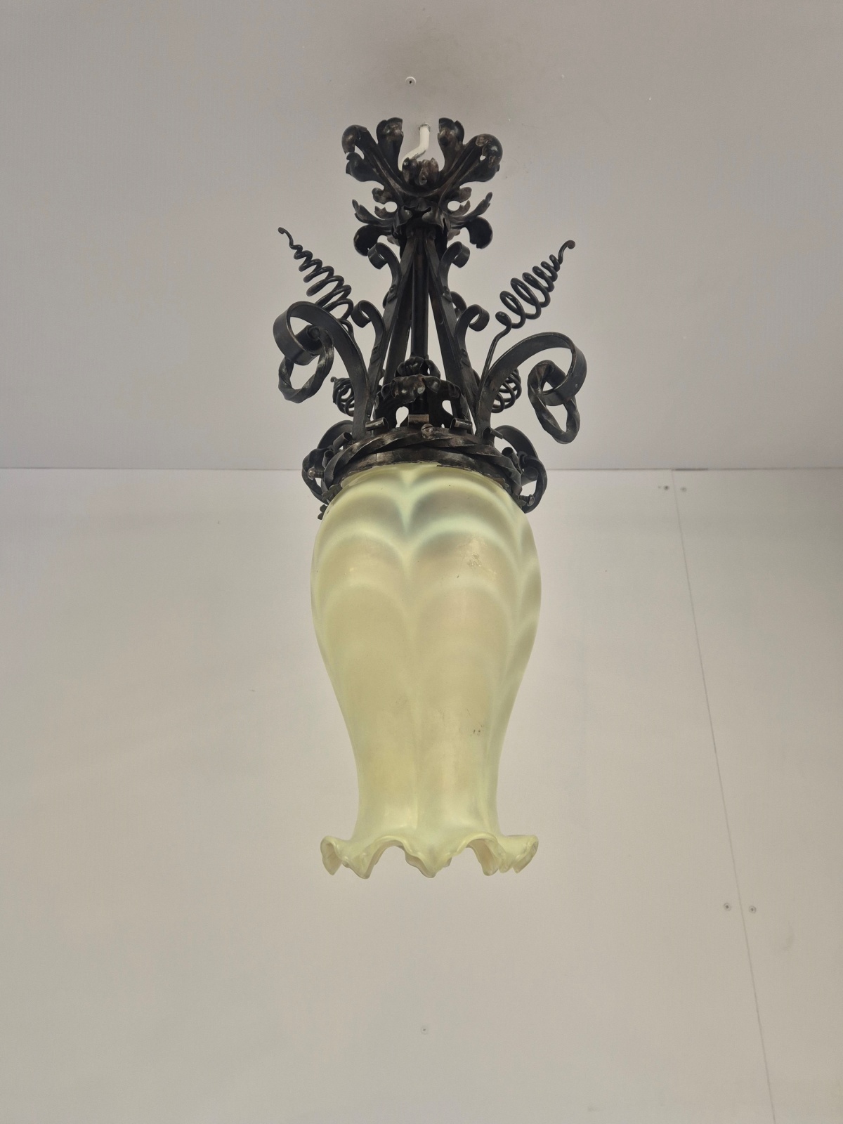 Style of James Hinks & Son, Birmingham | Wrought-Iron & Vaseline-glass Lantern | England c.1900 - Image 5