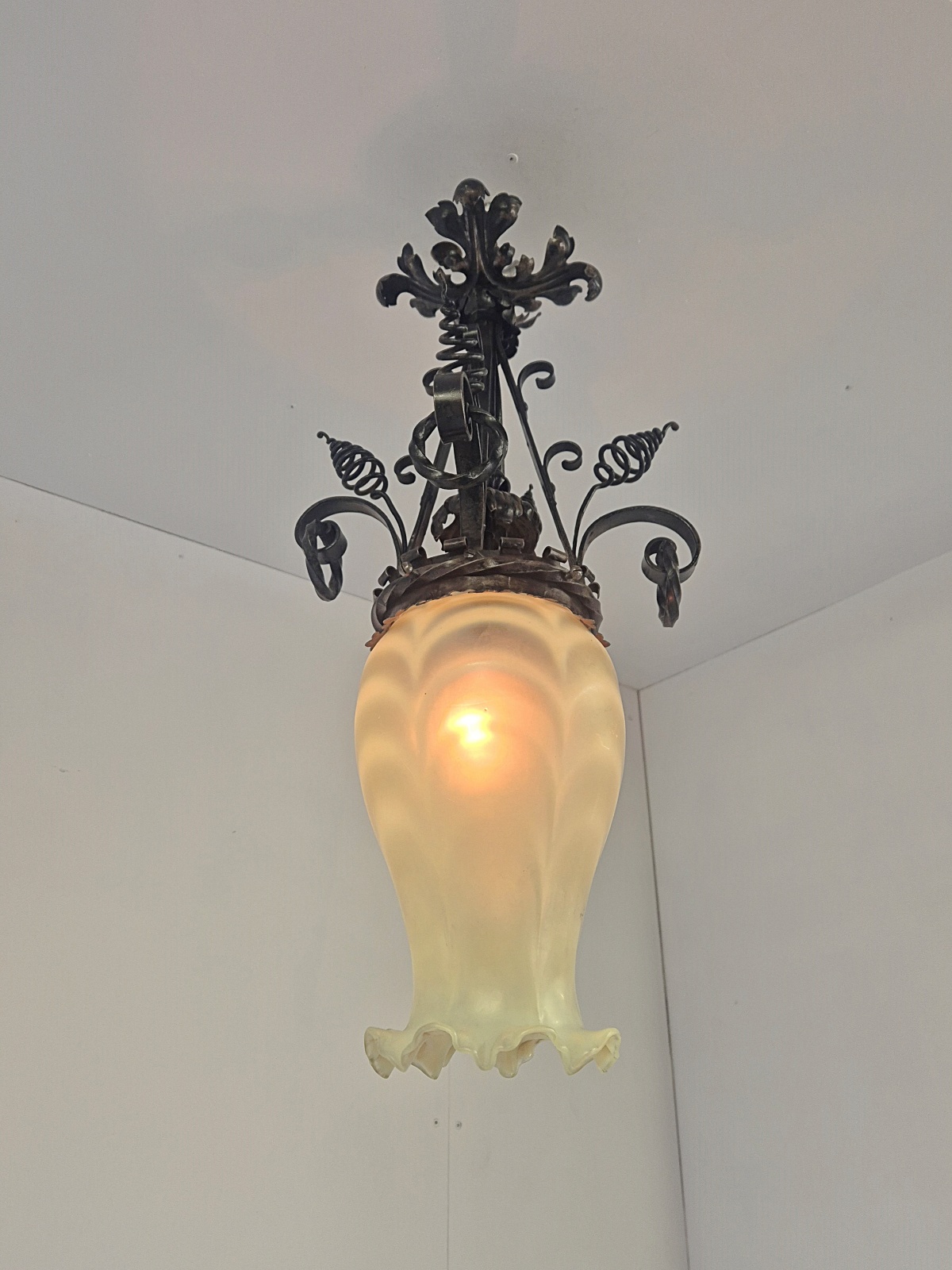 Style of James Hinks & Son, Birmingham | Wrought-Iron & Vaseline-glass Lantern | England c.1900 - Image 6