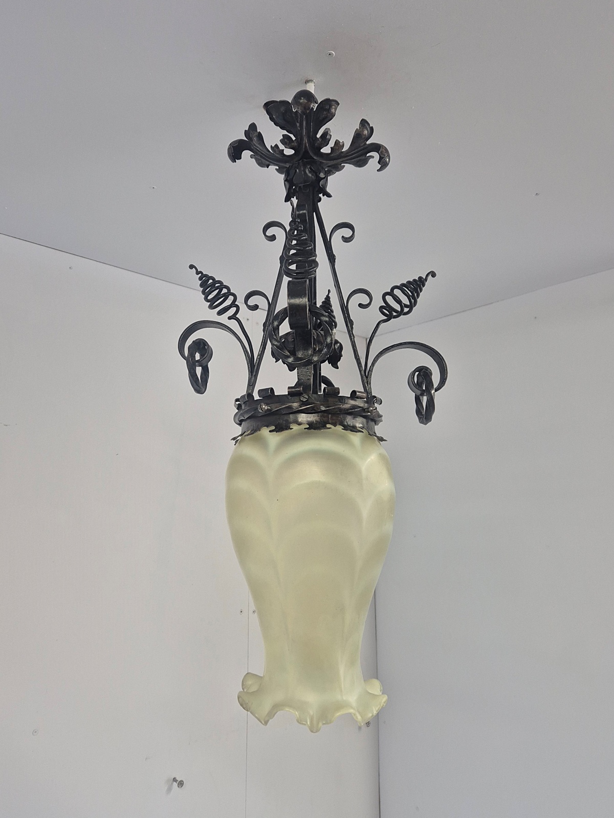 Style of James Hinks & Son, Birmingham | Wrought-Iron & Vaseline-glass Lantern | England c.1900 - Image 7