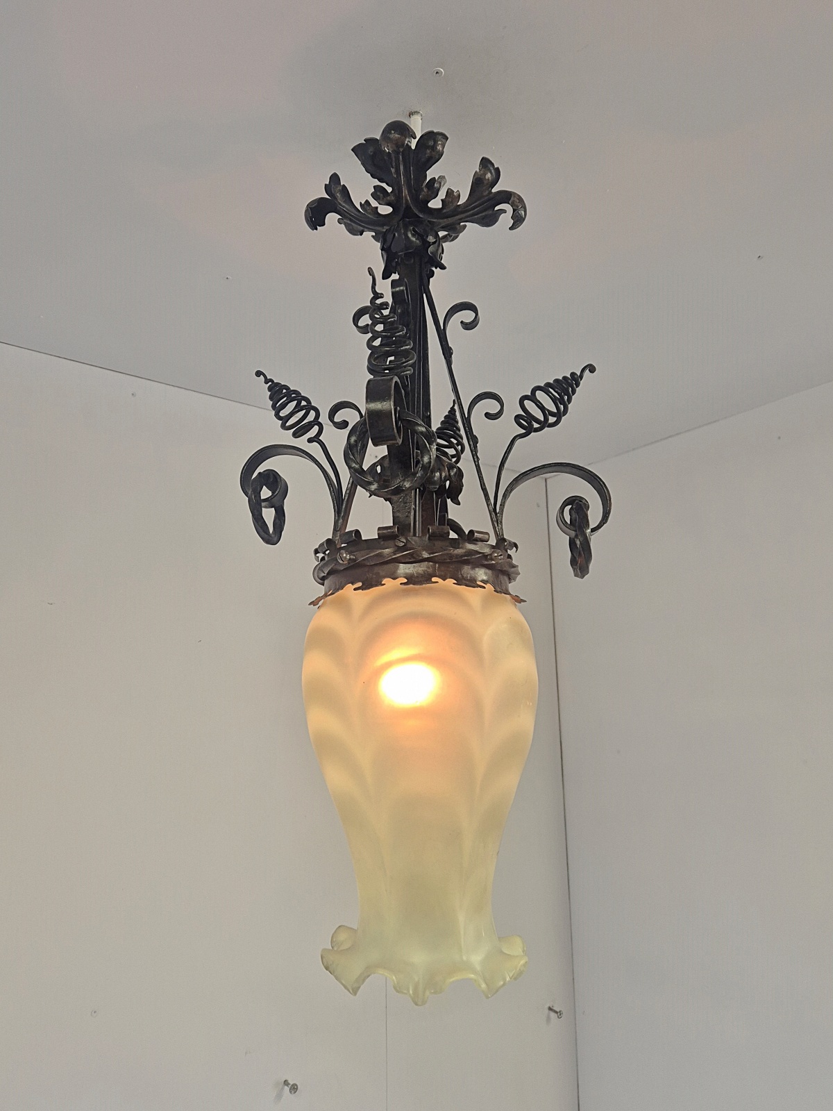 Style of James Hinks & Son, Birmingham | Wrought-Iron & Vaseline-glass Lantern | England c.1900 - Image 8