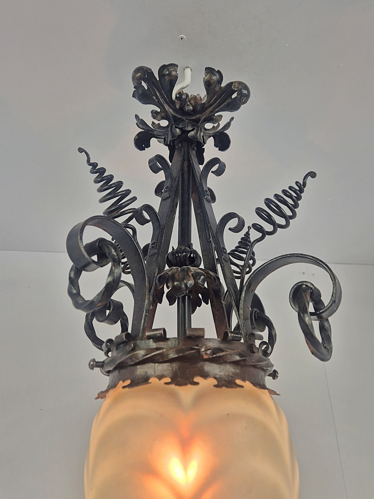 Style of James Hinks & Son, Birmingham | Wrought-Iron & Vaseline-glass Lantern | England c.1900 - Image 10