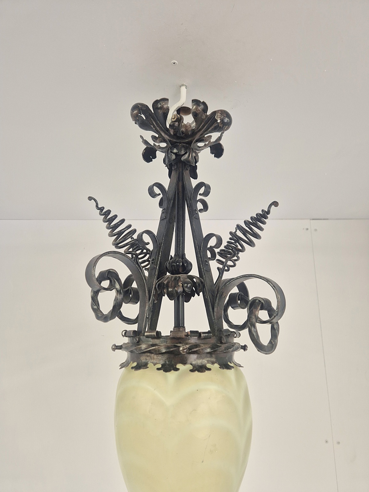 Style of James Hinks & Son, Birmingham | Wrought-Iron & Vaseline-glass Lantern | England c.1900 - Image 11