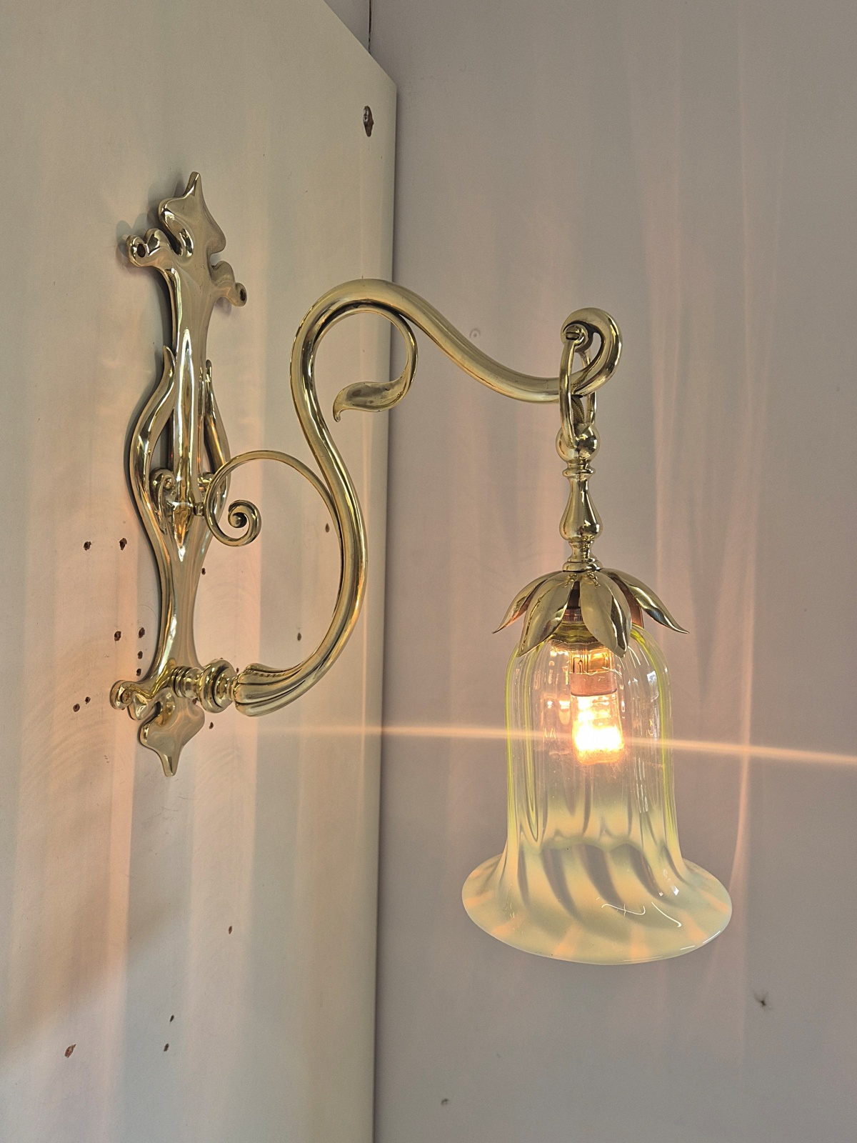 William Whitehouse & Co. Birmingham | 2 Art Nouveau Cast Brass Wall Lights | England 1902 - Image 2