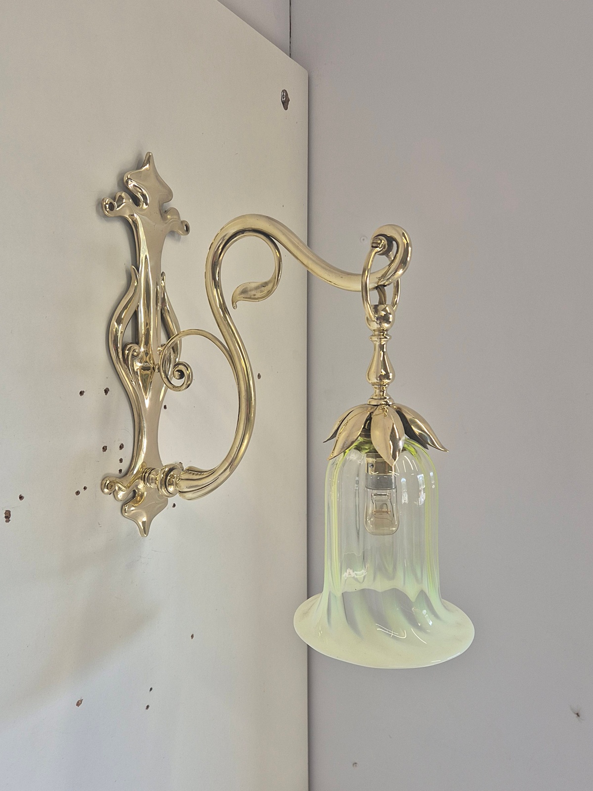 William Whitehouse & Co. Birmingham | 2 Art Nouveau Cast Brass Wall Lights | England 1902 - Image 3