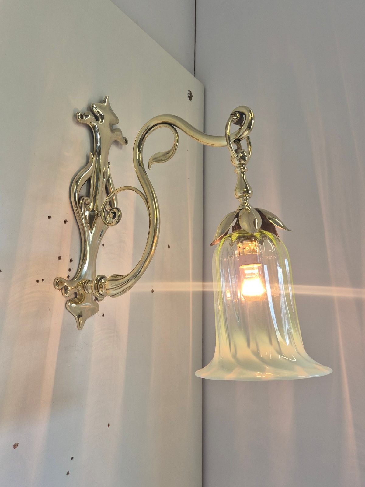 William Whitehouse & Co. Birmingham | 2 Art Nouveau Cast Brass Wall Lights | England 1902 - Image 4