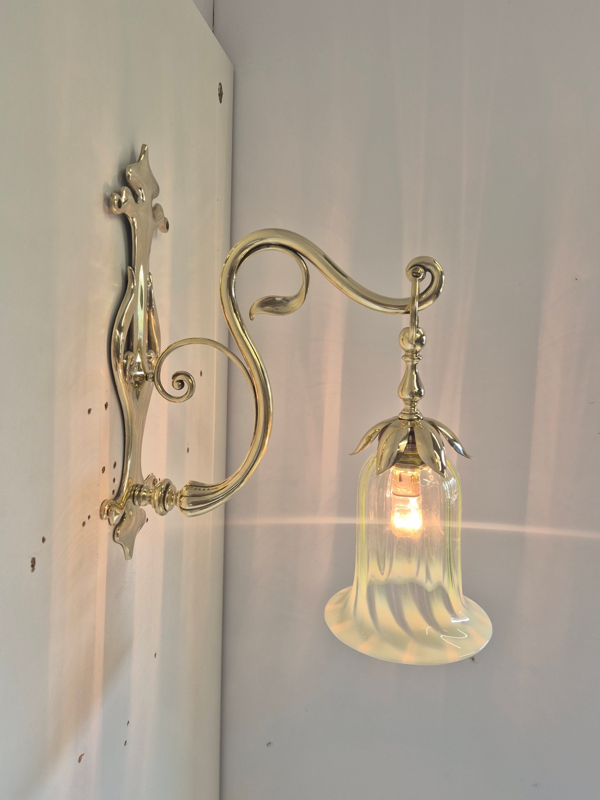 William Whitehouse & Co. Birmingham | 2 Art Nouveau Cast Brass Wall Lights | England 1902 - Image 6