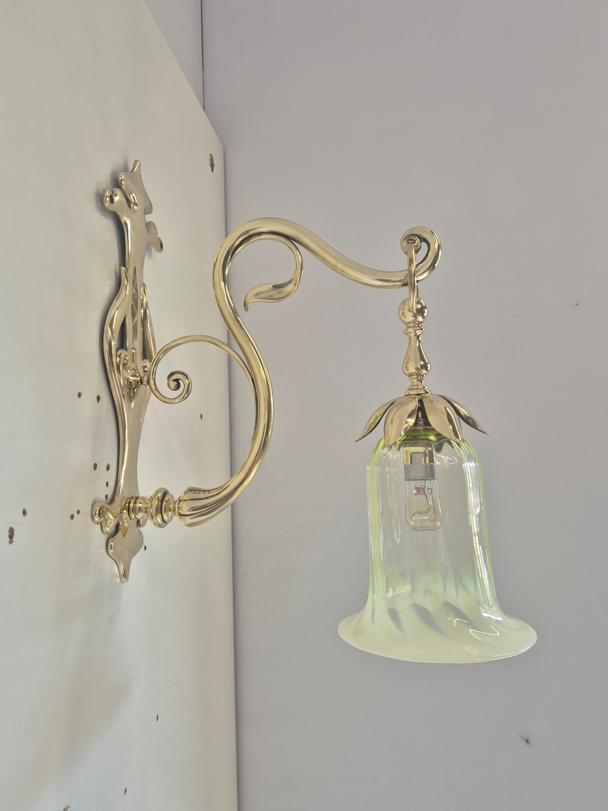 William Whitehouse & Co. Birmingham | 2 Art Nouveau Cast Brass Wall Lights | England 1902 - Image 7