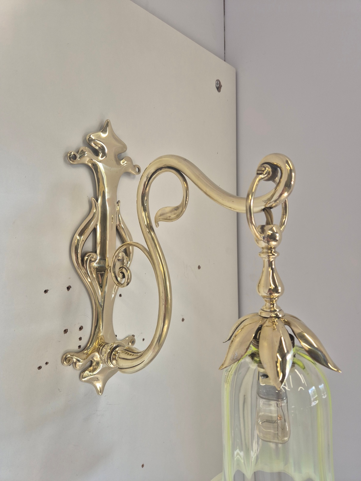 William Whitehouse & Co. Birmingham | 2 Art Nouveau Cast Brass Wall Lights | England 1902 - Image 9